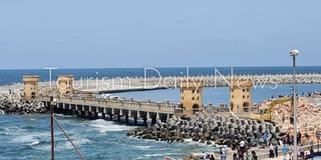 بدء تنفيذ مشروع الحماية البحرية حول قلعة قايتباى لمنع تسرب المياه