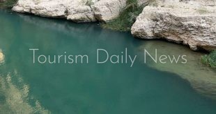 وادي شاب بسلطنة عمان بركة سباحة وسط المرتفعات الجبلية