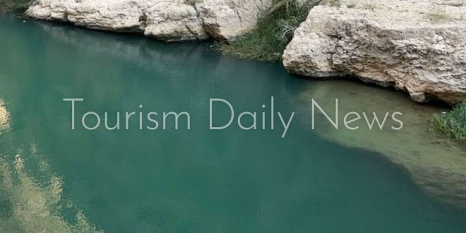 وادي شاب بسلطنة عمان بركة سباحة وسط المرتفعات الجبلية