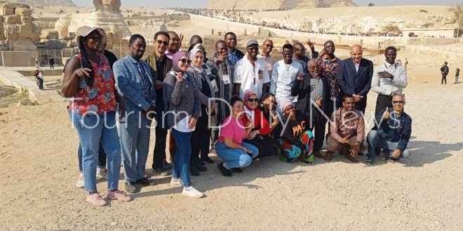 المشاركون في البرنامج التدريبي للكوادر الأفريقية يزورون أهرامات الجيزة
