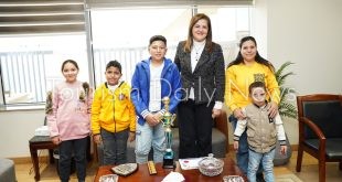 وزيرة التخطيط تستقبل الطفل الحائز على بطولة العالم في المسائل الحسابية