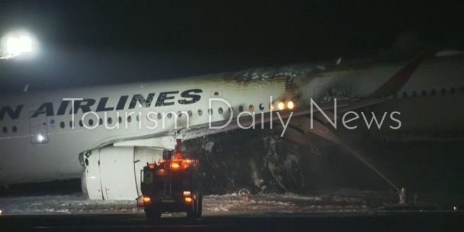 النيران تشتعل في طائرة على مدرج مطار هانيدا بطوكيو