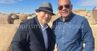 إعادة تركيب الكساء الخارجي لهرم منكاورع بمنطقة أهرامات الجيزة