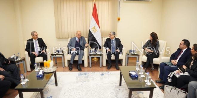 رئيس البنك الإسلامي للتنمية يزور محطة كهرباء غرب القاهرة