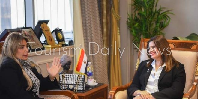 وزيرة الهجرة تبحث مكافحة الهجرة غير الشرعية مع مستشار محافظ البنك المركزي