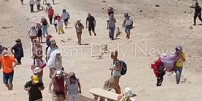 وفد سياحي من أسبانيا يزور منطقة آثار تل العمارنة