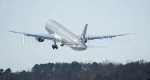 عودة طائرة أميريكان إيرلاينز المتجهة لشيكاغو .. حاول أحد ركابها فتح الباب