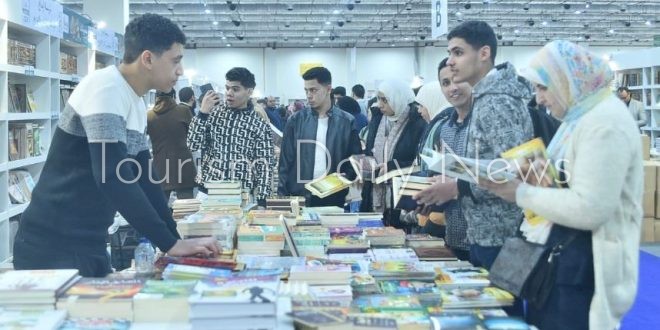 عدد زائري معرض القاهرة الدولي للكتاب يتجاوز العام الماضي في 10 أيام