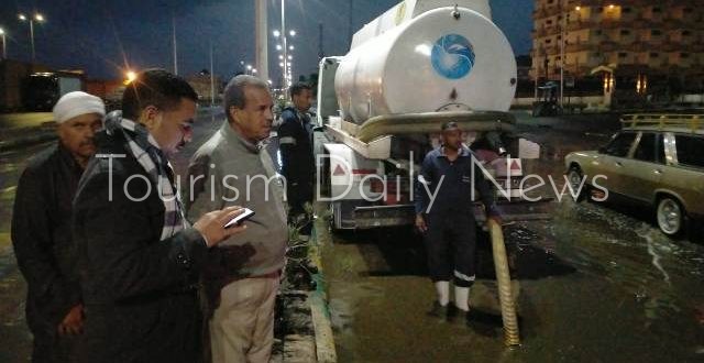 عربات الكسح تسحب مياه الأمطار من شوارع سفاجا