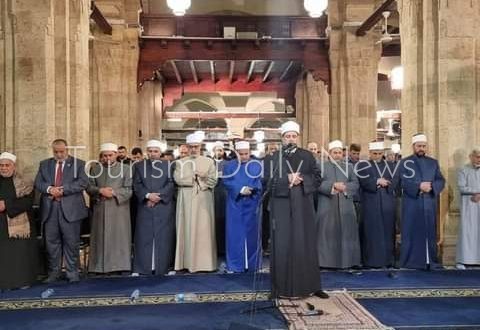 آلاف المصلين من كل قارات العالم يؤدون صلاة التراويح بالجامع الأزهر