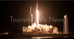 سبيس إكس تطلق صاروخ على متنه طاقم من 3 رواد فضاء أميركيين وروسي