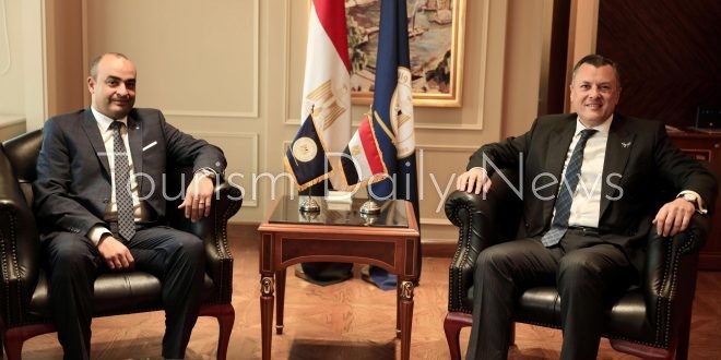 أول ظهور لأمين عام المجلس الأعلى للآثار الجديد في وزارة السياحة