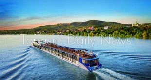 11 مصاباً في اصطدام سفينة سياحية بجدار خرساني