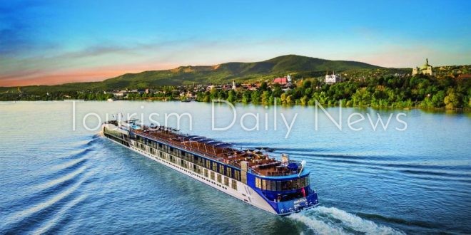 11 مصاباً في اصطدام سفينة سياحية بجدار خرساني