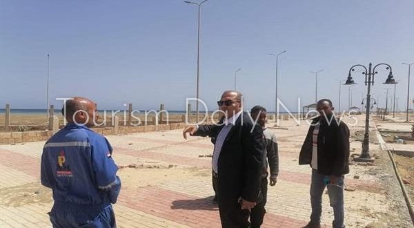 رئيس مدينة مرسى علم يتفقد أعمال الممشى السياحى