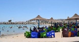 السياح والمواطنون يتوافدون على شرم شواطئ الشيخ ودهب في ثاني أيام العيد
