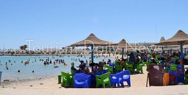 السياح والمواطنون يتوافدون على شرم شواطئ الشيخ ودهب في ثاني أيام العيد
