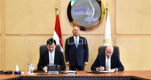 الوزير يشهد توقيع عقد بناء سفينتين من الصب الجاف لشركة الملاحة الوطنية