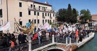 فرض رسوم على السياح يثير احتجاجات بمدينة فينسيا الإيطالية