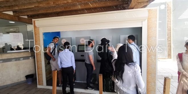تشغيل ماكينات الخدمة الذاتية لشراء تذاكر دخول منطقة أهرامات الجيزة