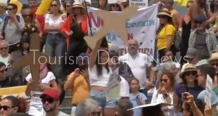 تحت شعار جزر لها حدود.. احتجاجات بالكناري لتقنين أعداد السياح وعودة الحياة