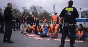 الشرطة الألمانية تعتقل 8 نشطاء في مجال المناخ تسللوا إلى مطار ميونيخ