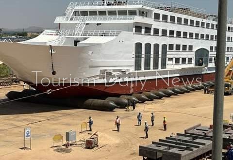 إنزال أكبر الفنادق العائمة ببحيرة ناصر باستخدام الوسائد الهوائية