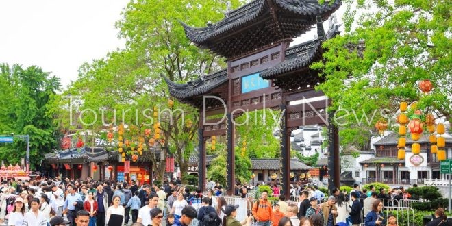 سياح يزورون فوتسيمياو، أو معبد كونفوشيوس، في مدينة نانجينغ، حاضرة مقاطعة جيانغسو بشرقي الصين.