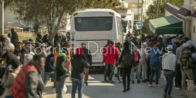 السلطات التونسية تجلي مئات المهاجرين الأفارقة إلى الحدود الجزائرية
