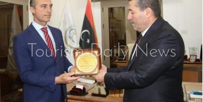 الفزاني خلال تقديمه درع وزارة السياحة لسفير إيطاليا