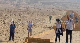 وفد سياحي ألماني إنجليزي يزور المناطق الأثرية والمعالم السياحية بالمنيا
