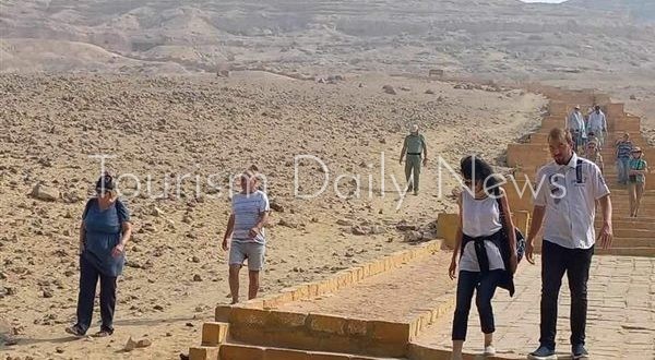 وفد سياحي ألماني إنجليزي يزور المناطق الأثرية والمعالم السياحية بالمنيا