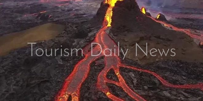 ثوران بركان في جزيرة هالماهيرا بشرق إندونيسيا وتحذيرات من فيضانات