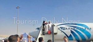 لدى وصول الحجاج لمطار القاهرة على رحلة مصر للطيران