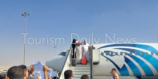 لدى وصول الحجاج لمطار القاهرة على رحلة مصر للطيران