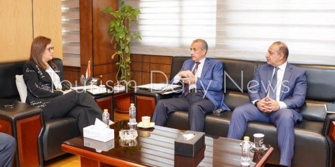 هالة السعيد، وزيرة التخطيط والتنمية الاقتصادية؛ مع اللواء/ خيرت بركات، رئيس الجهاز المركزي للتعبئة العامة والإحصاء