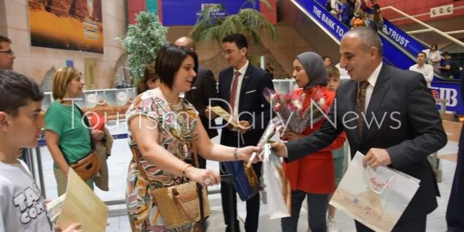 رئيس مدينة شرم الشيخ يستقبل أولى الرحلات القادمة من مطار مدريد