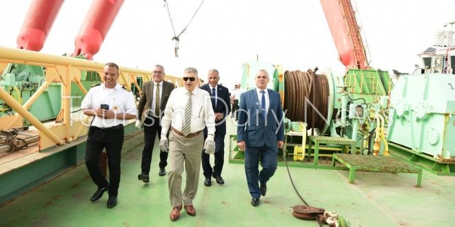 رئيس هيئة قناة السويس يتفقد الرافعة البحرية CC أحدث إضافة للوحدات البحرية