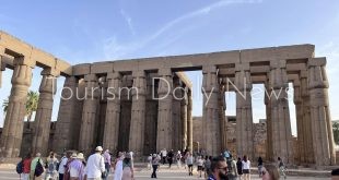 عمارة يجتمع مع قيادات محافظة الأقصر ويسأل عن حركة السياحة