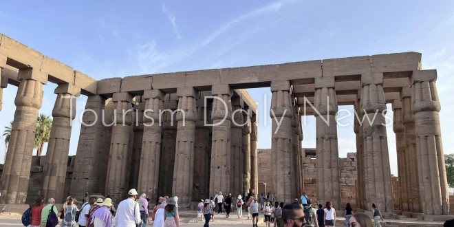 عمارة يجتمع مع قيادات محافظة الأقصر ويسأل عن حركة السياحة