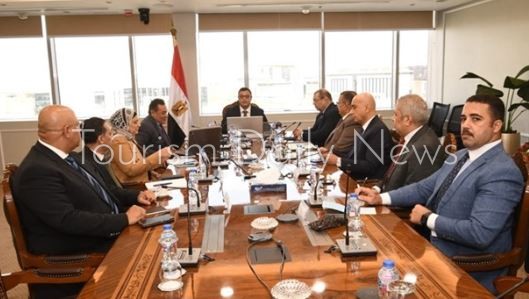 وزير الإسكان يبحث أعلى معدلات للاستثمار السياحى واستغلال المنتجعات الأمثل