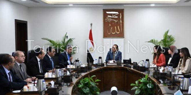 رئيس الوزراء يستعرض استراتيجية عمل السياحة والآثار خلال الفترة المقبلة