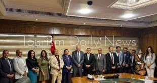 وزير الطيران يلتقي أمين رابطة الجامعات الإسلامية لبحث التعاون العلمي