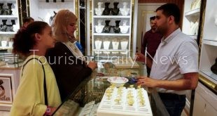 حرب غزة تجبر النساء على بيع ذهبهن لشراء مواد غذائية