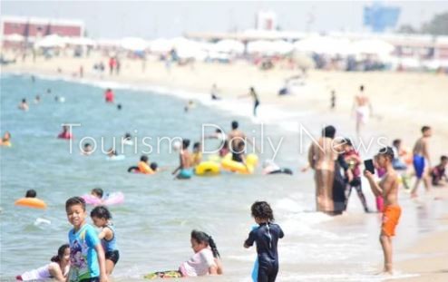 شواطئ بورسعيد وبورفؤاد يشهد إقبال الآلاف من المصطافين
