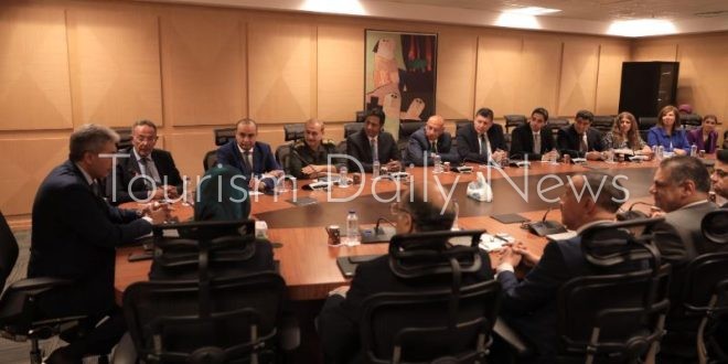 فتحى يجتمع مع قيادات وزارة السياحة والآثار لمناقشة خطط عمل الفترة المقبلة