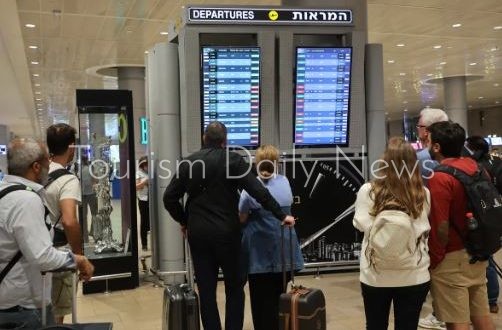 إلغاء 52 رحلة جوية وتأجيل مئات الرحلات فى تل أبيب و10 شركات توقف الطيران