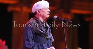 عميد المنشدين ياسين التهامي يبهر الحضور الغفير بمهرجان جرش