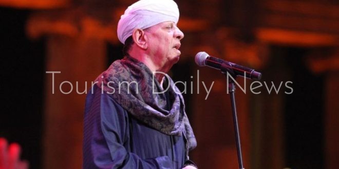 عميد المنشدين ياسين التهامي يبهر الحضور الغفير بمهرجان جرش