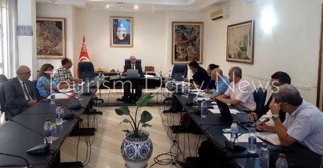 جلسة عمل حول مشروع قانون المالية بإشراف وزير السياحة التونسي